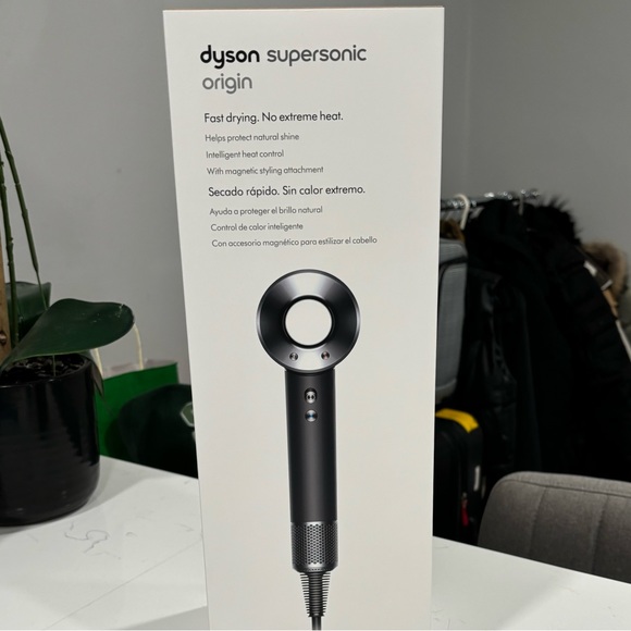 dyson blowdryer only used twice comes with box and styling tools!